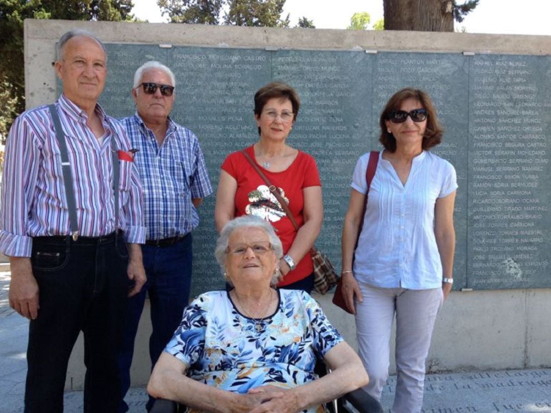 María Inés Raya con su familia junto a los Muros de la Memoria del Cementerio de La Salud en 2018