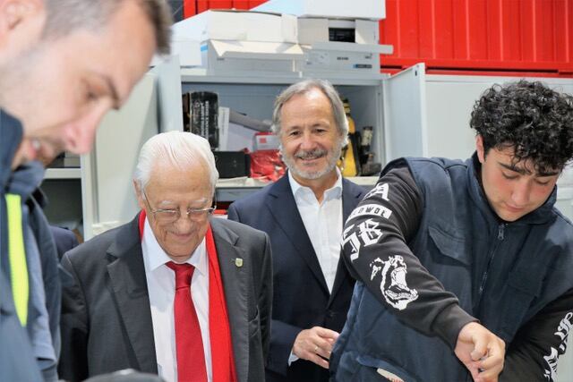 El padre Angel con alumnos de oficios construccion FLC Madrid