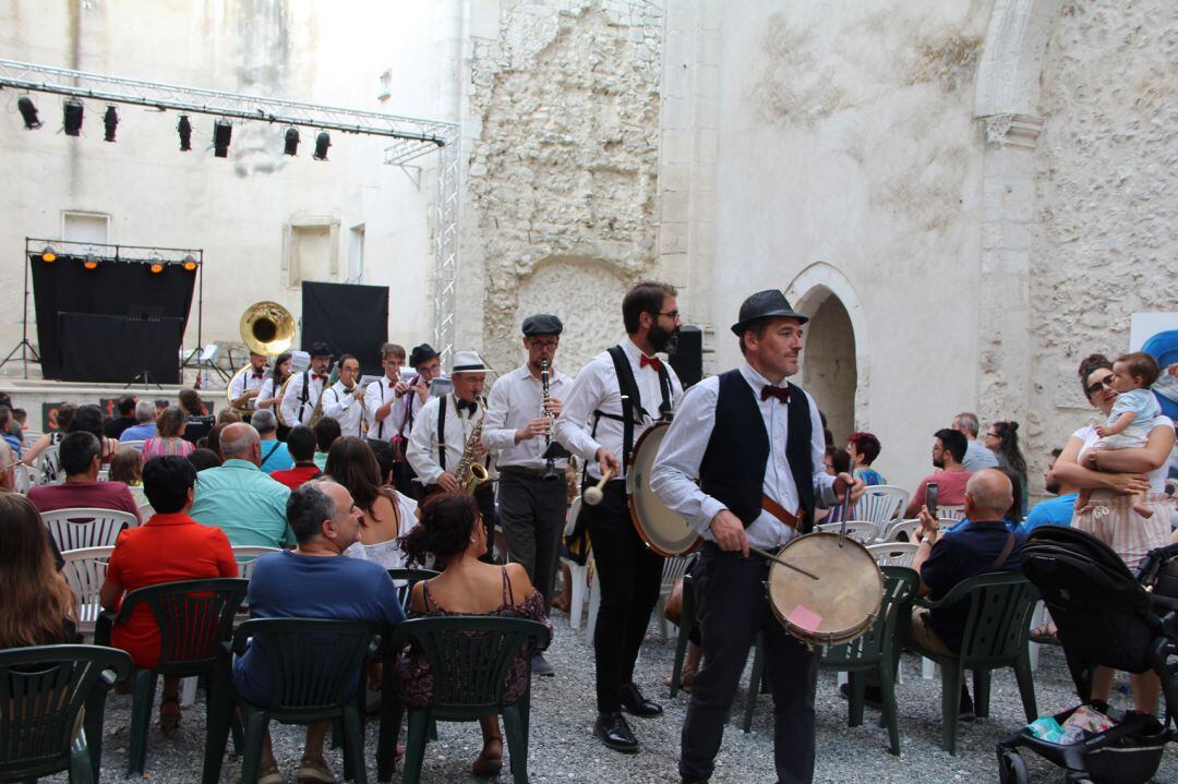 Pasacalles de la Orquestina de la Abuela Pina en el festival de 2019 de Festeamus