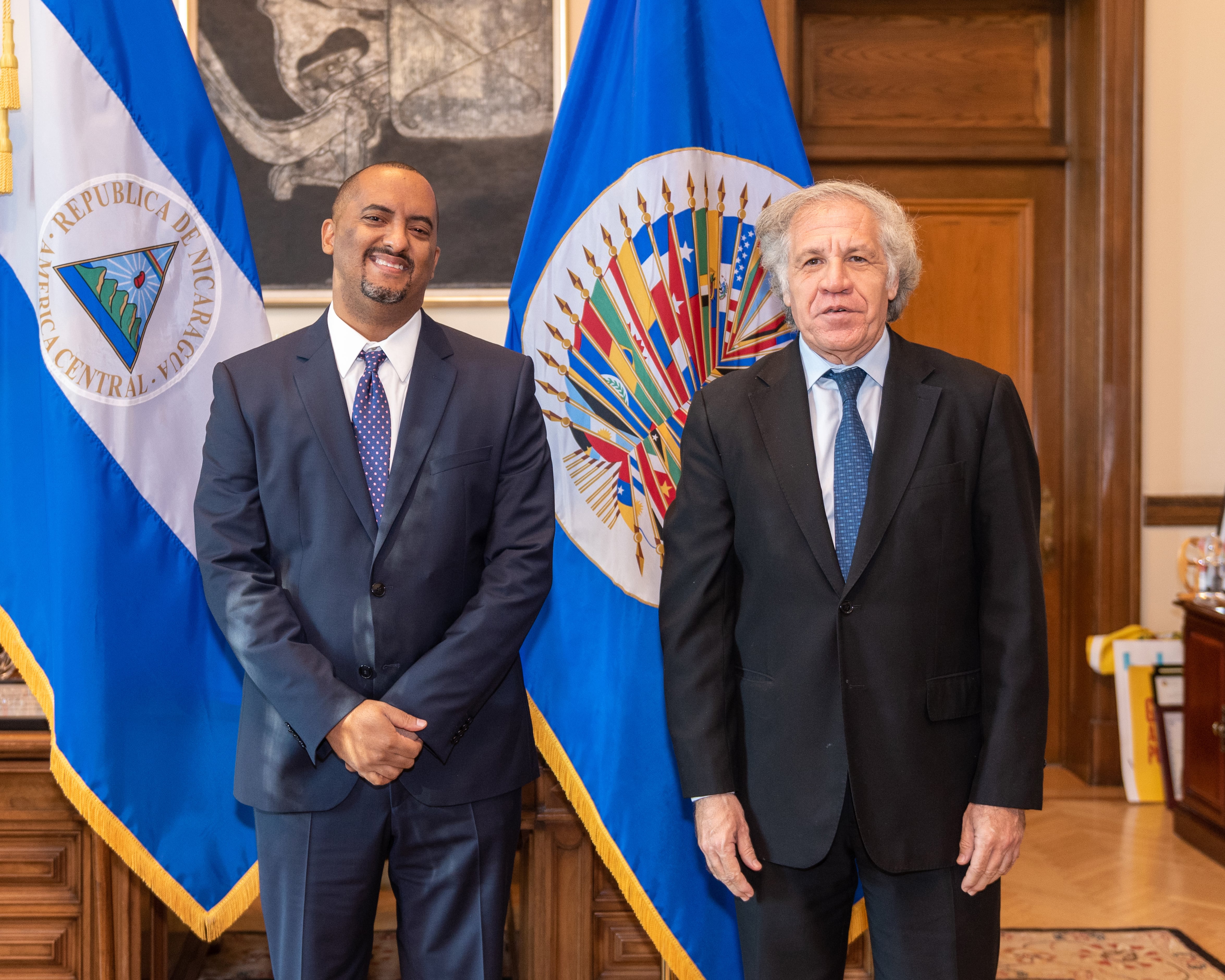 Fotografía del 5 de noviembre de 2021 cedida por la Organización de los Estados Americanos (OEA) donde aparece su secretario general, Luis Almagro (d), mientras posa junto al representante permanente de Nicaragua, Arturo McFields Yescas (d), en la sede del organismo en Washington (EE.UU.).