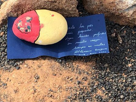 Detalle del mensaje que han dejado sobre la tumba del bebé