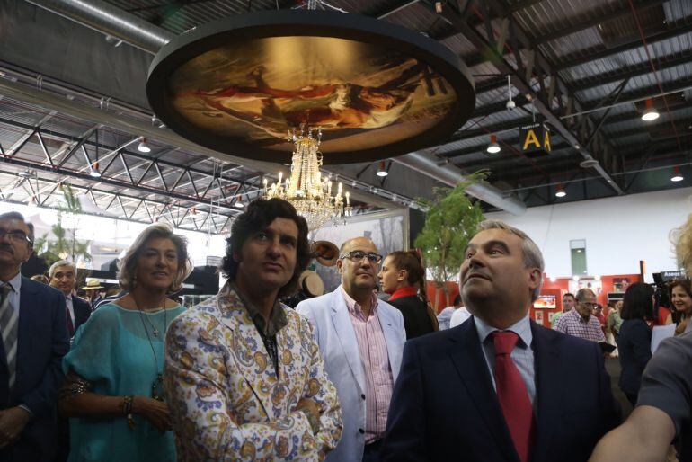 Morante de la Puebla junto al alcalde de Badajoz, Francisco Fragoso, recorriendo los distintos stands de Ecuextre