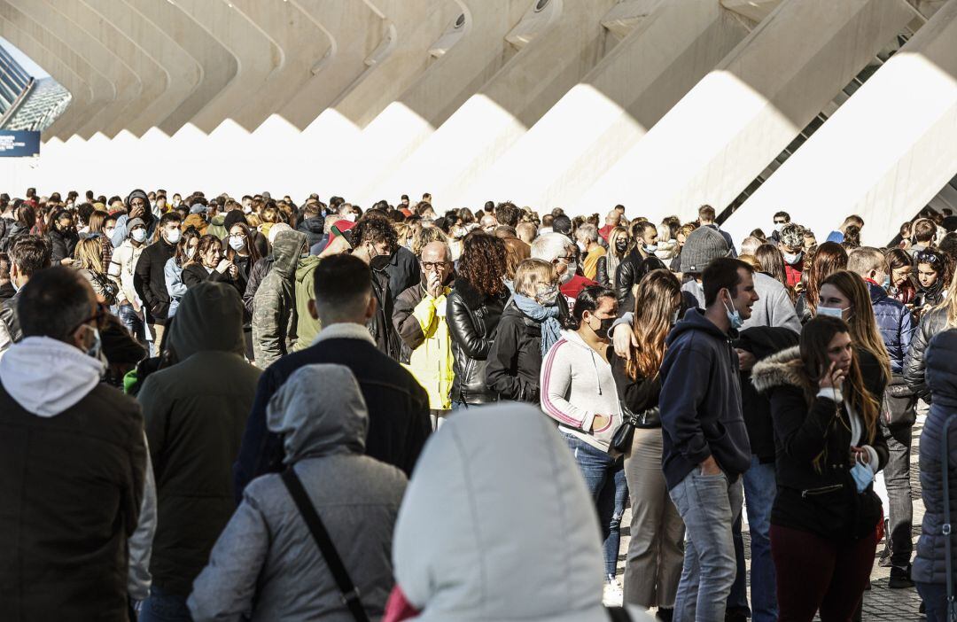 Personas hacen cola para recibir la vacuna contra el COVID-19 en Valencia