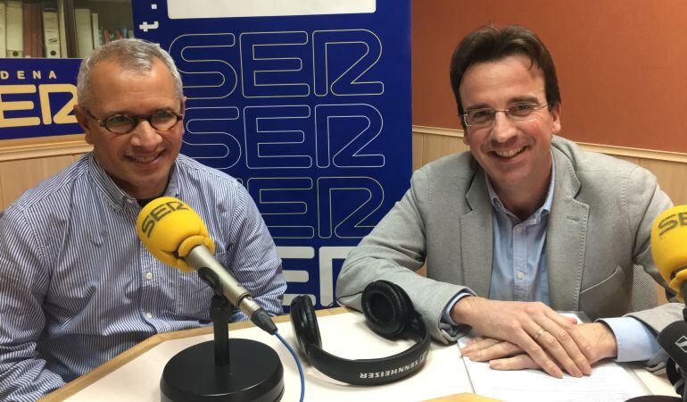 Hugo Paternina, coportavoz de Ahora Getafe, (i) y Miguel Angel Recuenco, portavoz del PP de Leganés, en los estudios de Cadena SER