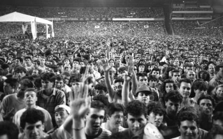 Público de pie en el césped de El Molinón.