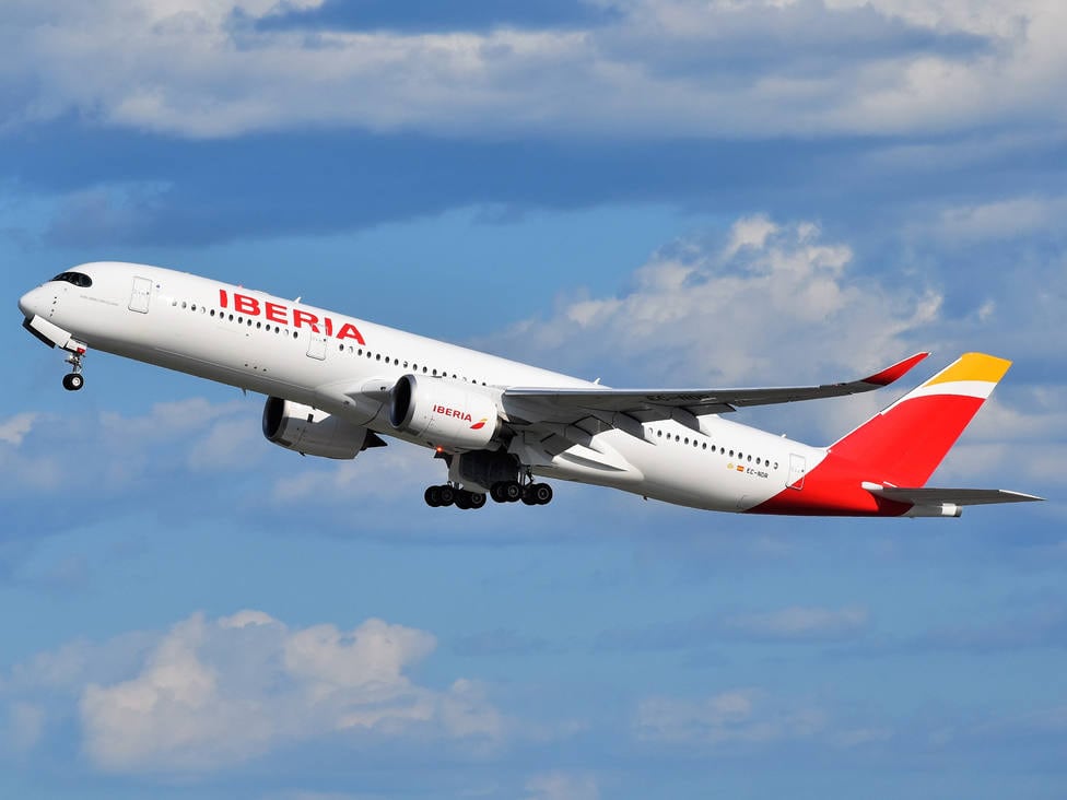 Un avión de Iberia despegando. Archivo.