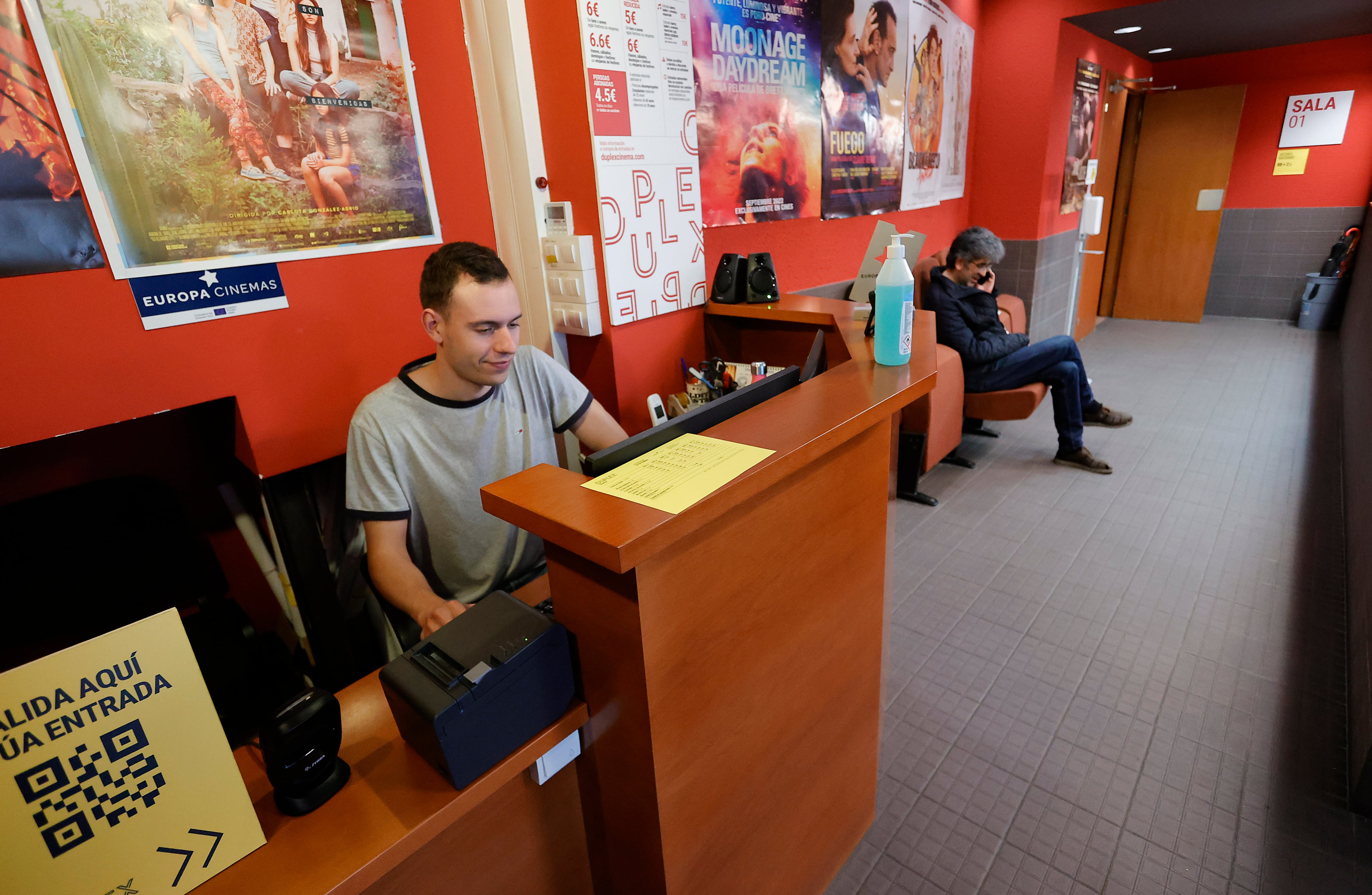 GRAF5332. FERROL.- Vista del cine Los Dúplex en Ferrol, las últimas salas que permanecen abiertas en Ferrol y que se suman al Mes del Cine Europeo, que reúne a salas de 29 ciudades de todo el continente y consolidan su apuesta por el cine independiente. EFE/ Kiko Delgado