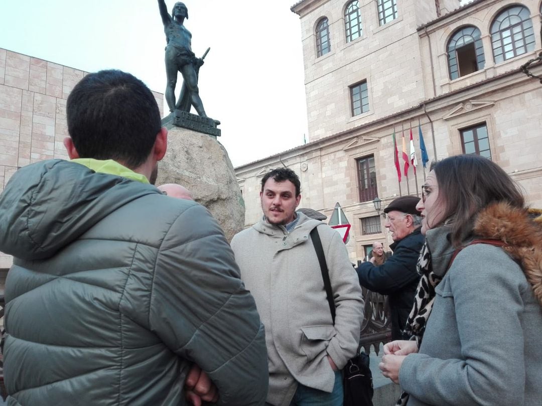 Tomas del Bien con algunos miembros del PSOE que lo acompañaban en  su comparecencia para explicar su situación, antes del pleno