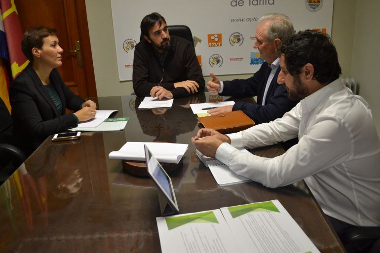 Gemma Araujo y Francisco Ruiz, durante la reunión mantenida entre ambos.