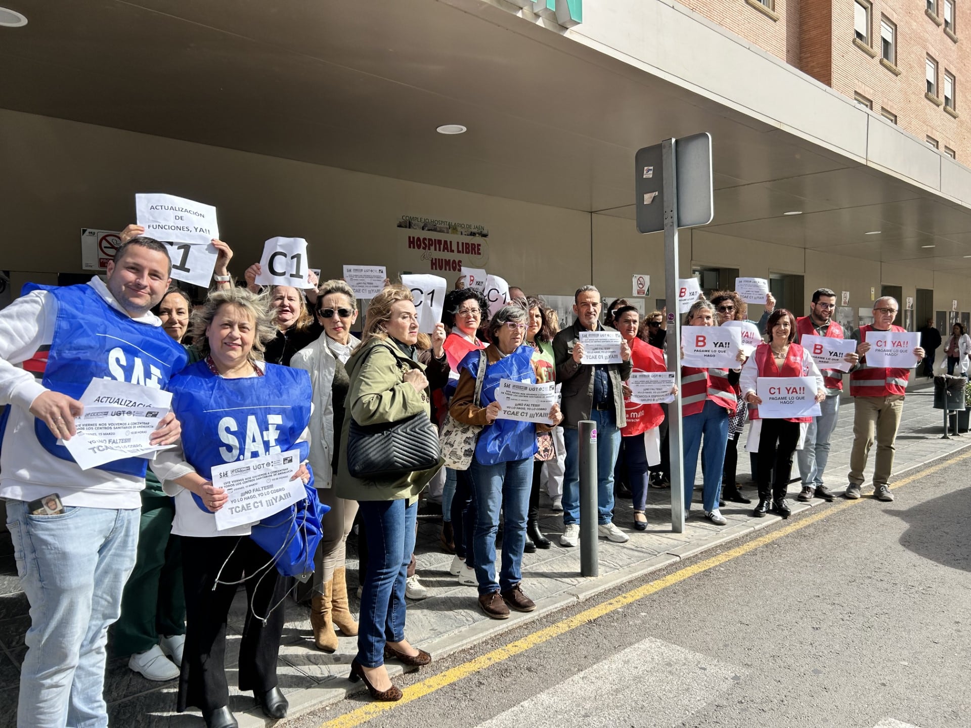 Asistentes a la protesta que ha tenido lugar a las puertas del Hospital de Jaén.