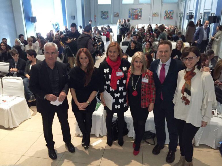 La alcaldesa de Jerez, Mamen Sánchez, y la presidenta de la Diputación de Pontevedra, Carmela Silva, posan junto a los organizadores de Encuentro de #MujeresImparables