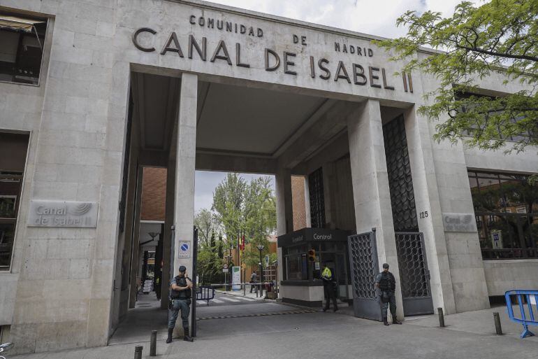 Agentes de la Guardia Civil ante la sede de Canal de Isabel II, en la operación Lezo