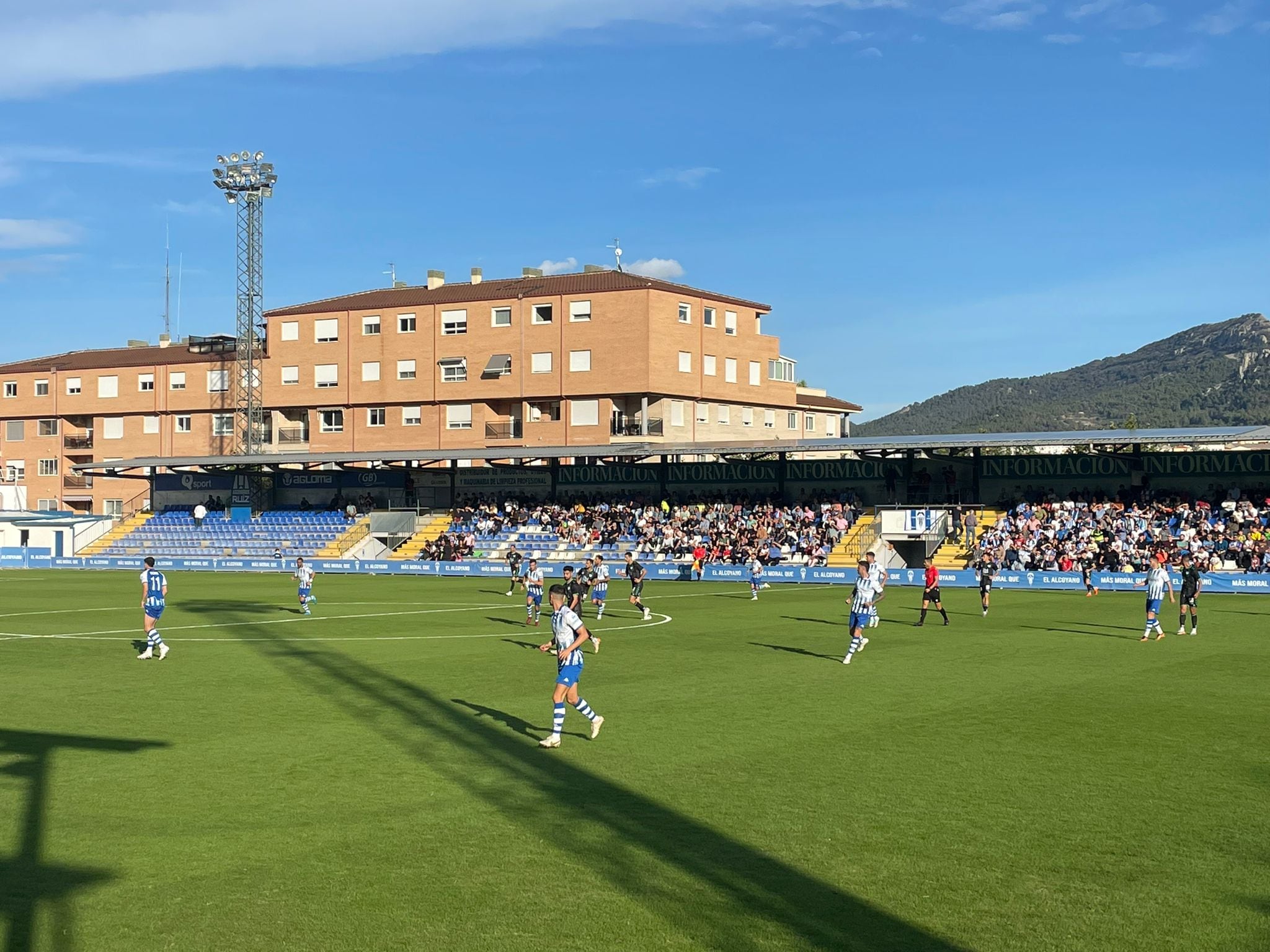 Instante del partido entre el CD Alcoyano y el Antequera en el Campo Municipal de El Collao Gestaser