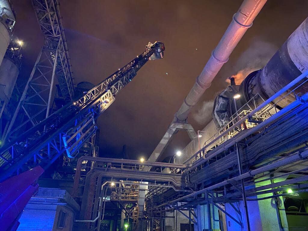 Los bomberos intervienen en un incendio en la cementera Cosmos