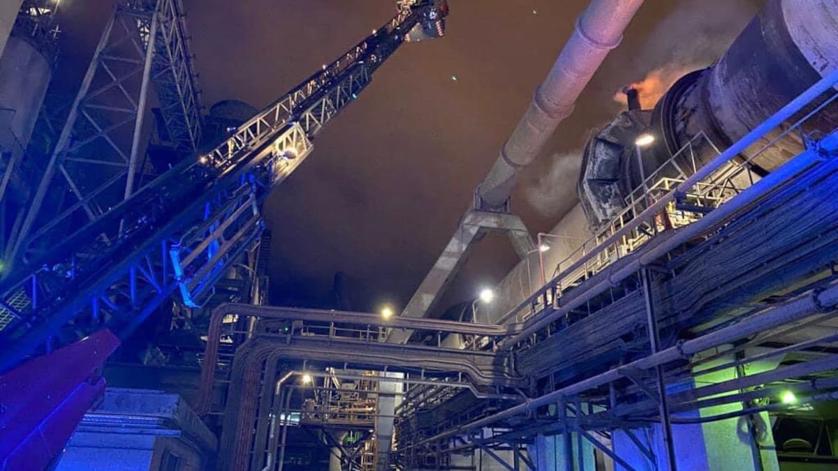 Los bomberos intervienen en un incendio en la cementera Cosmos