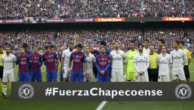 Jugadores del Real Madrid y del Barça, antes del Clásico en el Camp Nou