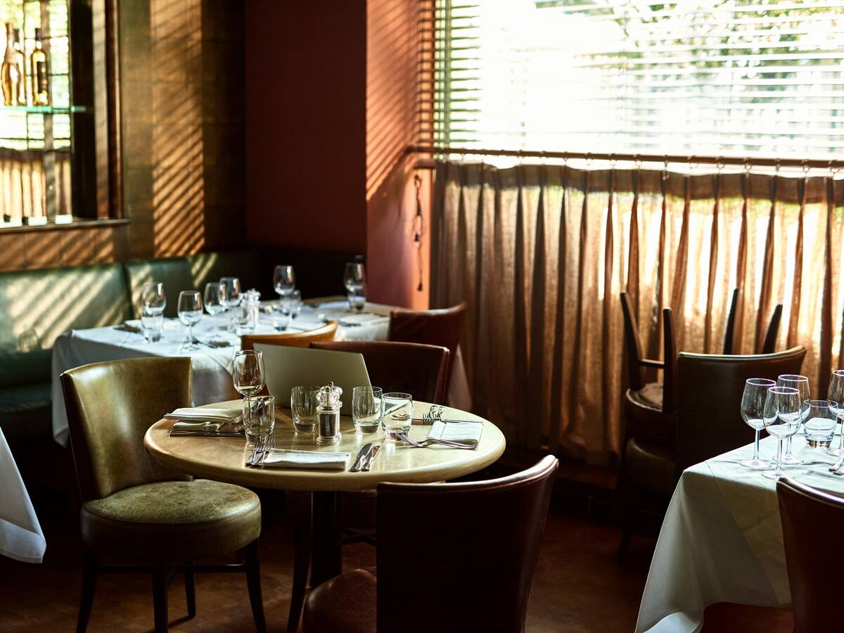 La venganza se sirve en plato frío: reservar en un restaurante y no aparecer puede ser un delito