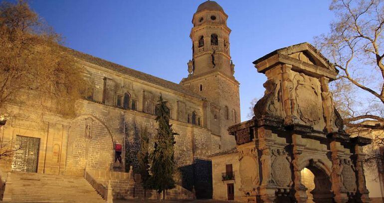 Será un momento único y vibrante contemplar la Plaza de Santa María de Baeza a la luz de las velas