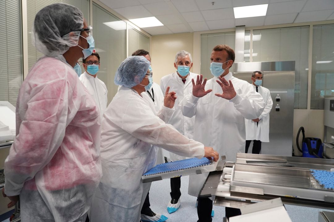 Emmanuel Macron, durante la visita a la unidad de vacunas del laboratorio Pasteur en Francia.  