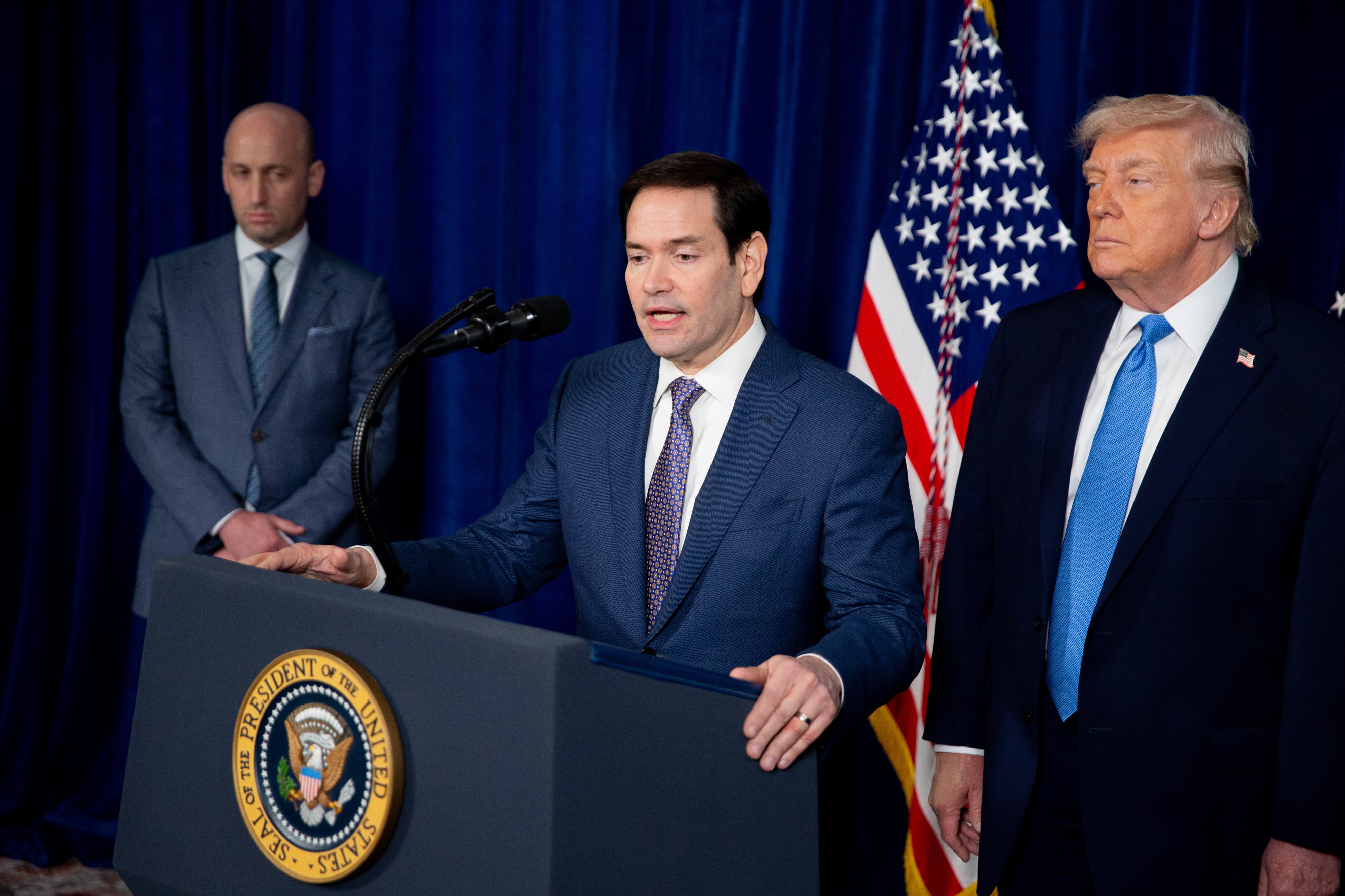 El secretario de Estado de EE. UU., Marco Rubio (C), habla durante una rueda de prensa en el club Mar-a-Lago de Palm Beach, Florida, EE. UU., el 3 de enero de 2026. 