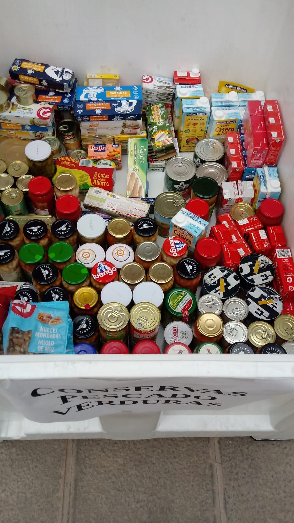 Vista del contenedor de conservas que se recibieron el sábado en la campaña de donación de Radio Zaragoza y el Banco de Alimentos en el centro cívico de Las Fuentes.