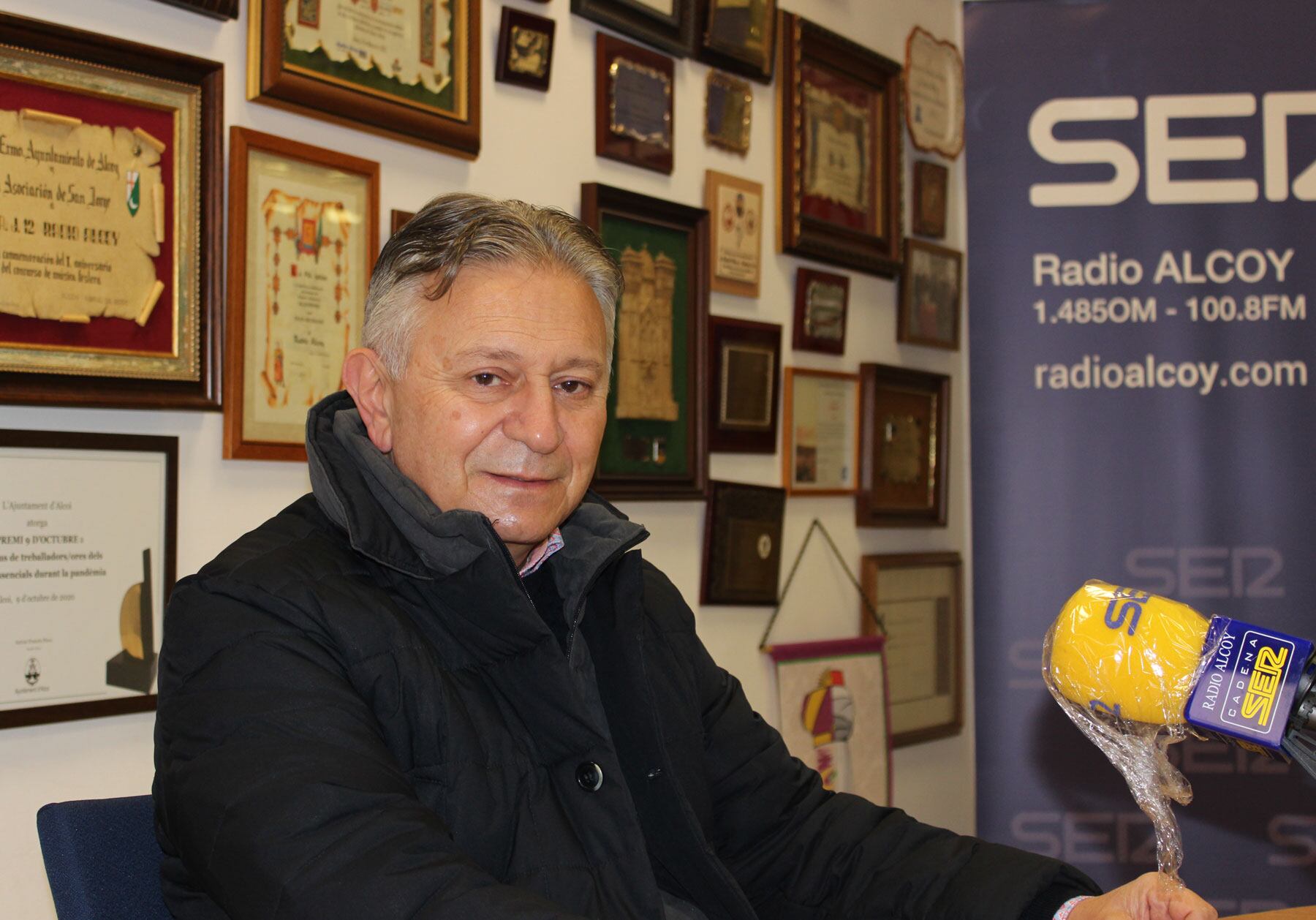 Pepe Serna, en una imagen de archivo en el estudio central de Radio Alcoy