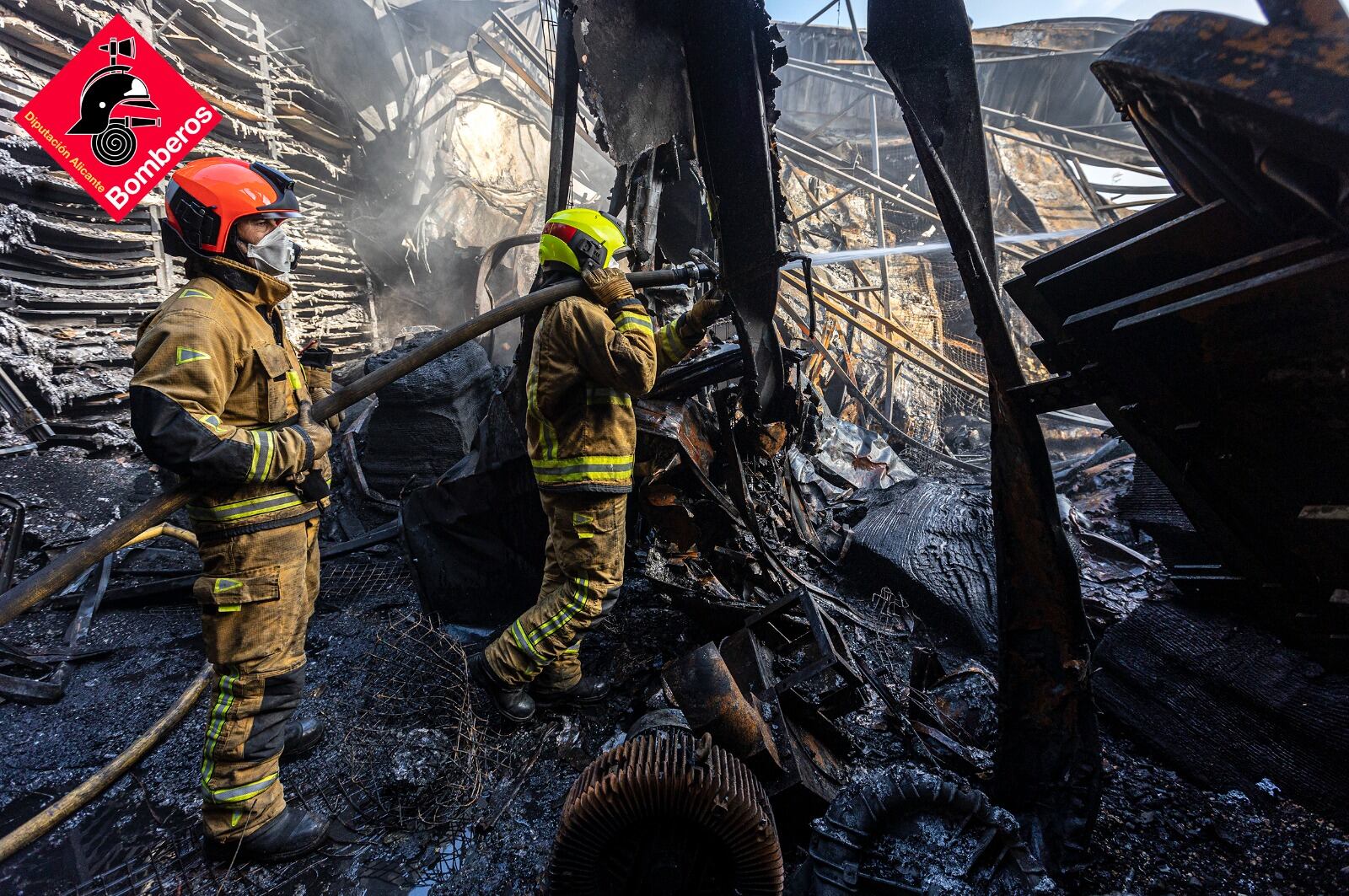 Actuación de bomberos en el incendio de la nave Caster, Elche Parque Empresarial