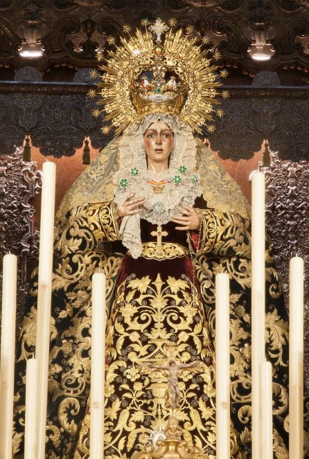 La Virgen de la Esperanza, ataviada con la nueva saya para su septenario