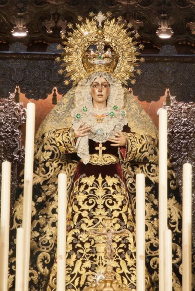 La Virgen de la Esperanza, ataviada con la nueva saya para su septenario