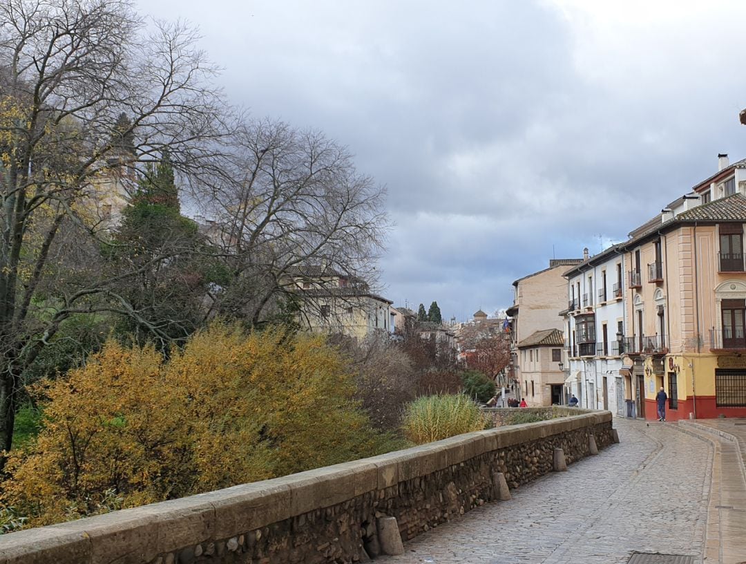 Una de las calles más concurridas de la ciudad de Granada, la Carrera del Darro, sin apenas viandantes en diciembre de 2020