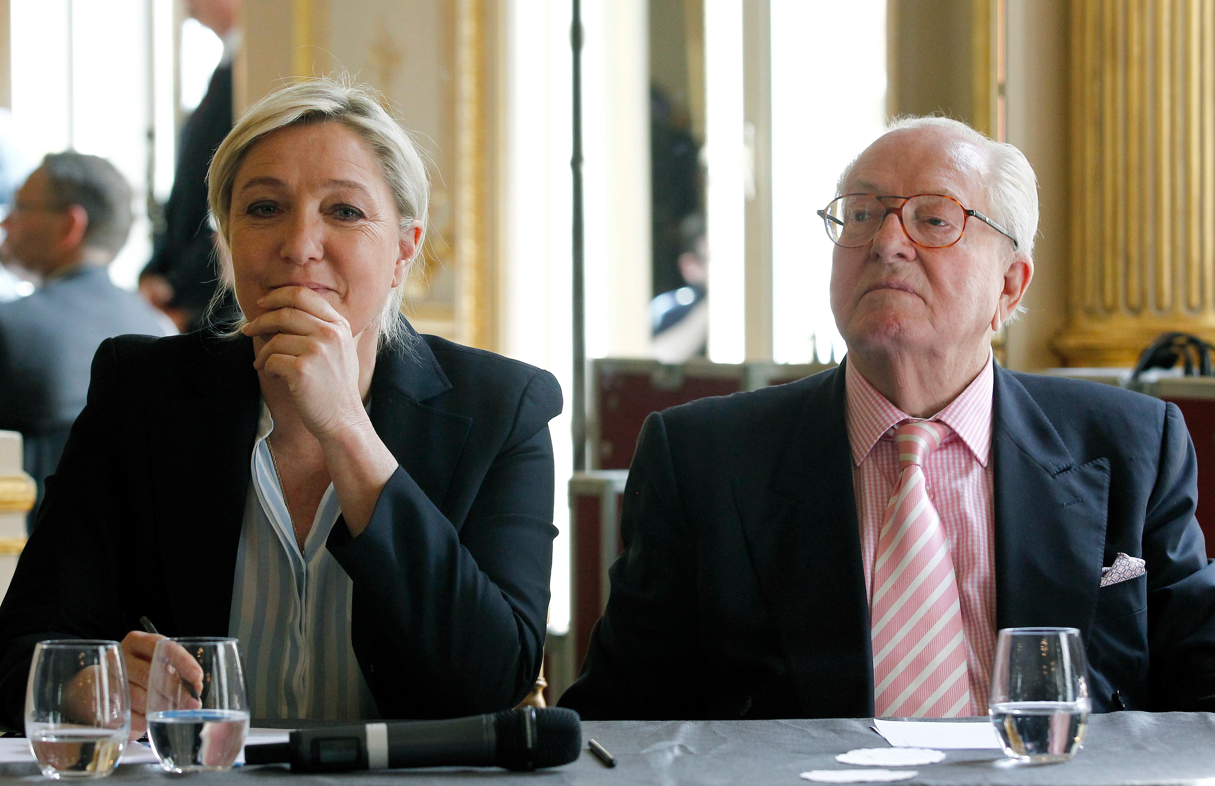 Jean-Marie Le Pen (derecha) junto a su hija, Marine Le Pen, que le sustituyó al frente de Frente Nacional.