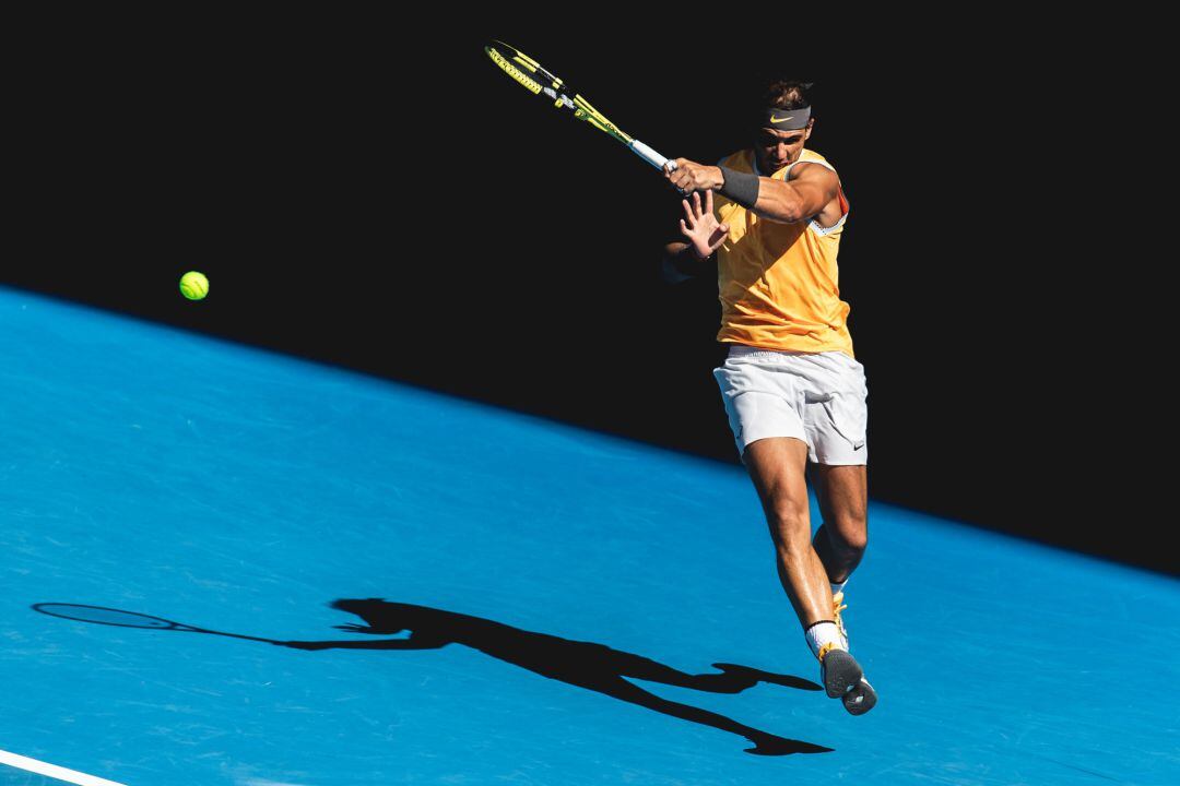 Nadal devuelve una bola durante un partido del Open de Australia