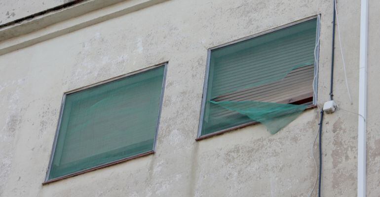 Pla detall de la finestra per on es va precipitar la víctima