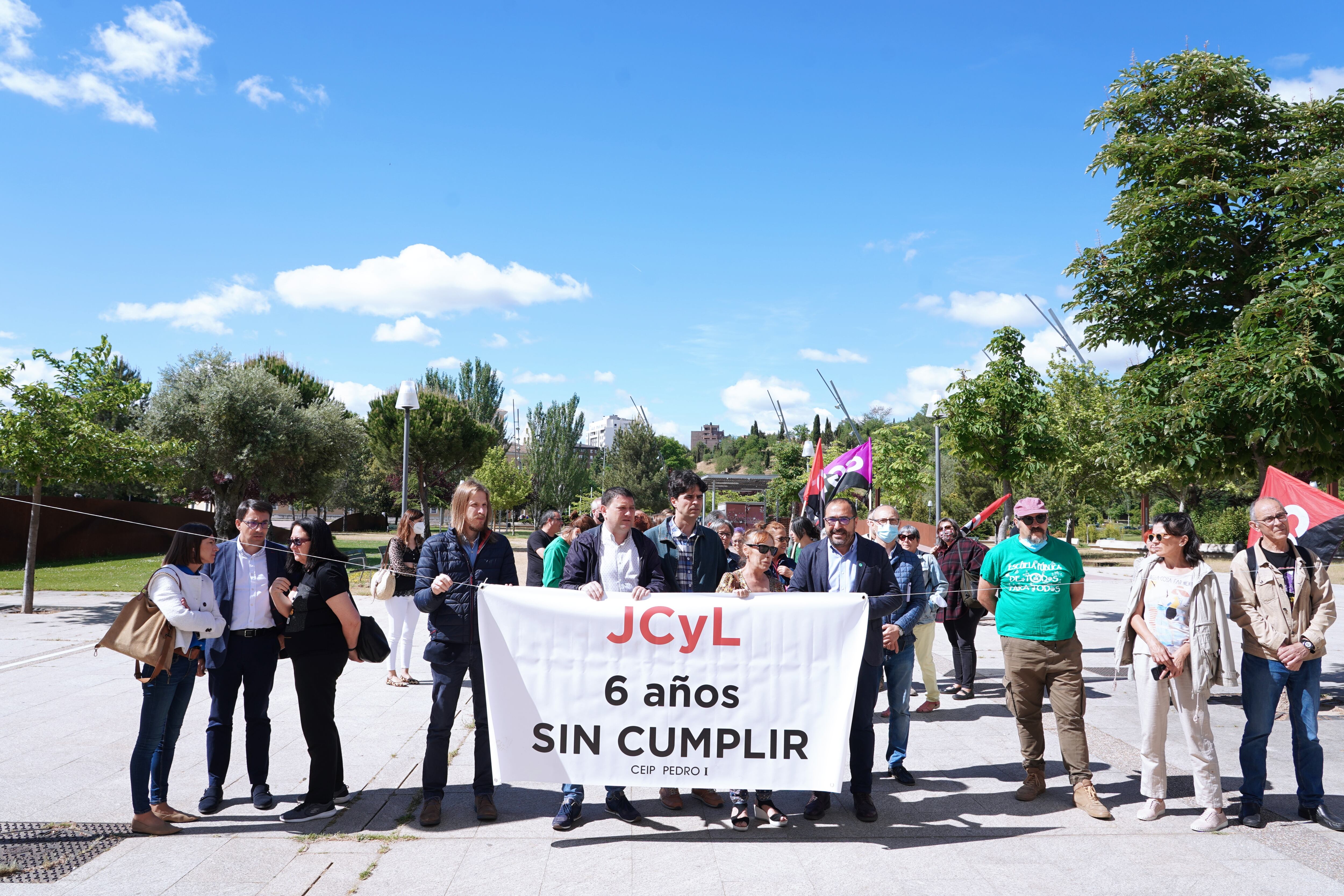 Familias de alumnos con necesidades especiales se concentran frente a las Cortes para exigir a la Junta que dote de los recursos necesarios a las aulas sustitutivas de educaci�n especial en el medio rural. Atienden a los medios dos madres de alumnos afectados, Remedios Navas y Elisa Cerrillo, junto a la presidenta de la Asociaci�n de Enfermer�a Escolar en Castilla y Le�n, Mar�a Teresa Albillo, y la exconcejala de Tordesillas Toma la Palabra, Mercedes San Jos�.