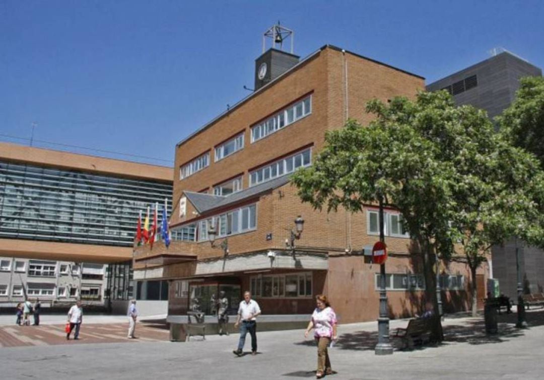 Fachada y plaza del Ayuntamiento de Alcorcón