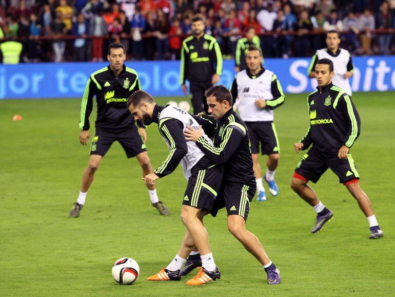 GRA490. LOGROÑO, 08/10/2015.- Los jugadores de la selección española de fútbol, Nacho Fernández (i) y Paco Alcácer (d), luchan por el balón durante el entrenamiento realizado esta tarde en el estadio de Las Gaunas, en la víspera del partido de clasificación para la Eurocopa 2016 que les enfrenta mañana a Luxemburgo. EFE/Abel Alonso