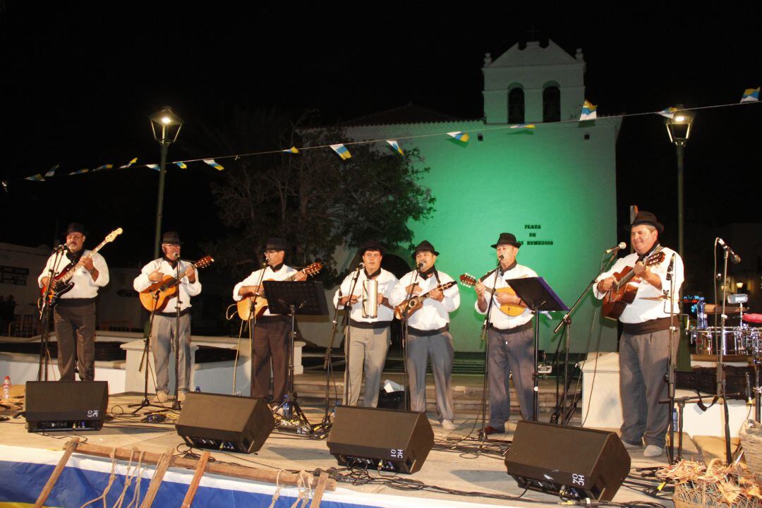 Actuación de Los Salineros de la Hoya.