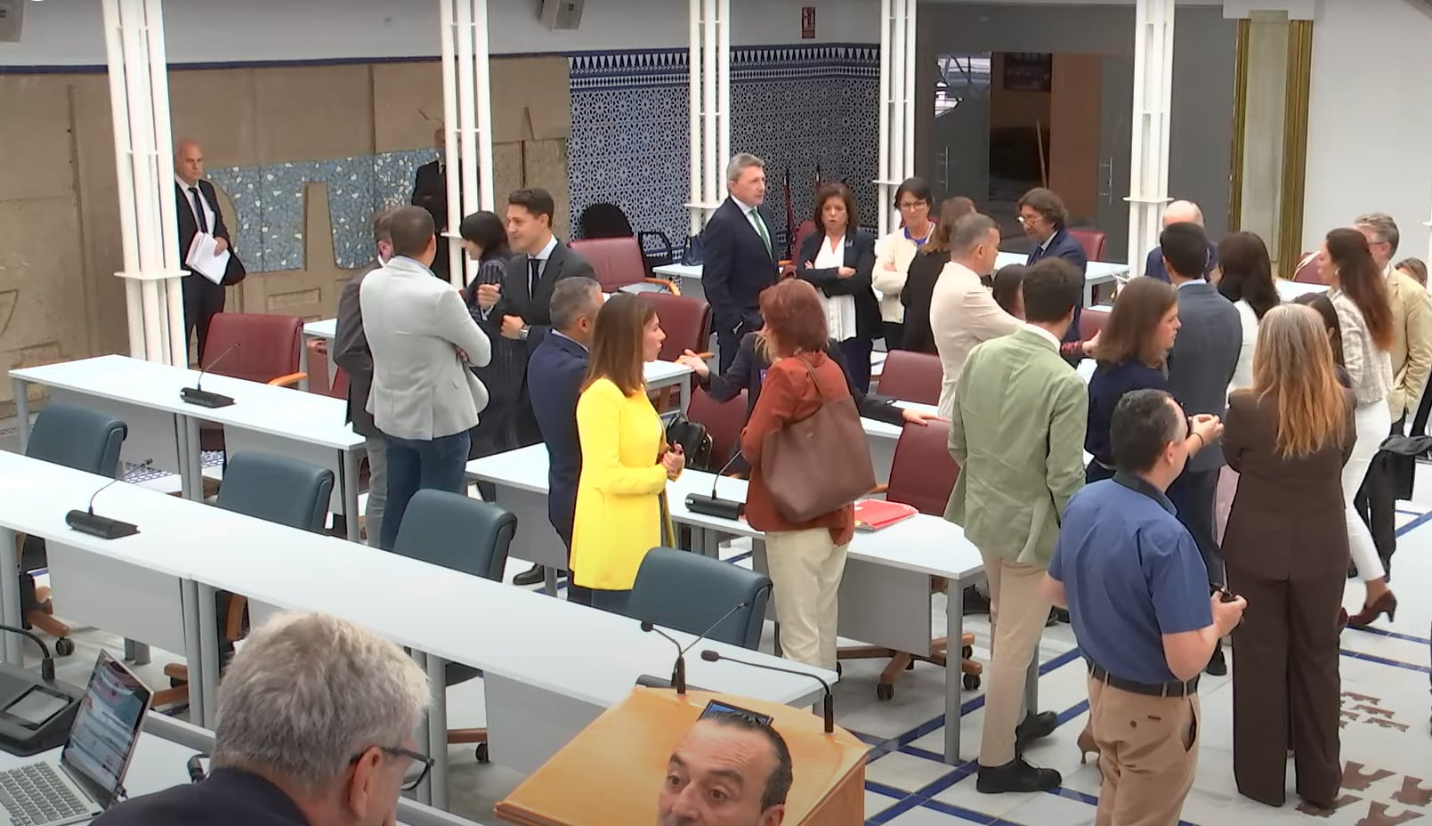 Diputados de diferentes grupos parlamentarios antes del inicio del Pleno en la Asamblea Regional de Murcia