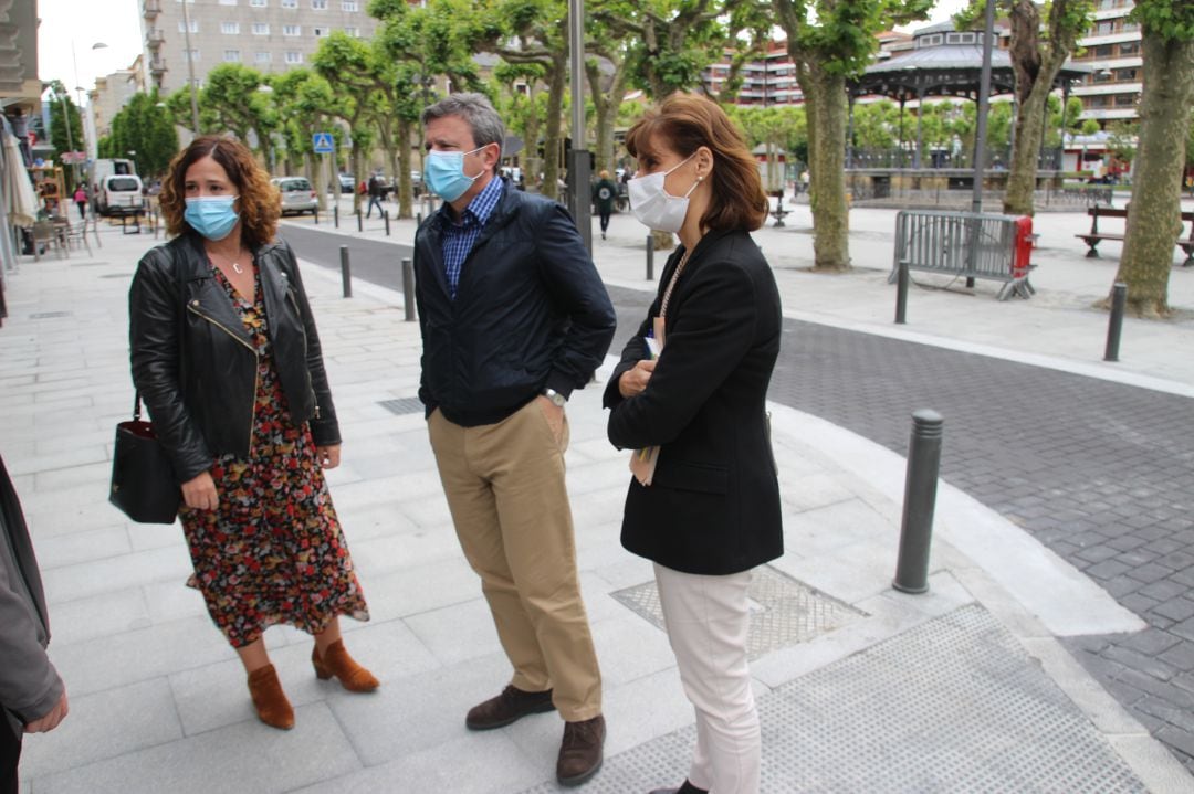 Jose Antonio Santano, alcalde de Irun, Cristina Laborda, delegada de Obras y Ana Baena, técnica del área.