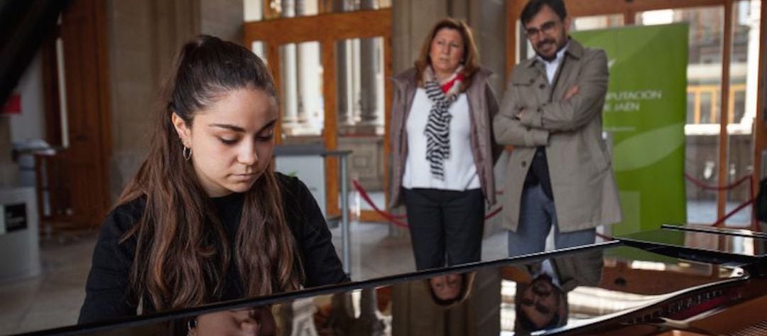 Una adolescente toca el piano durante una edición previa del concurso.