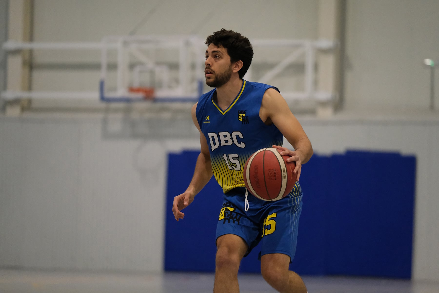 Jugador dianense botando la pelota.