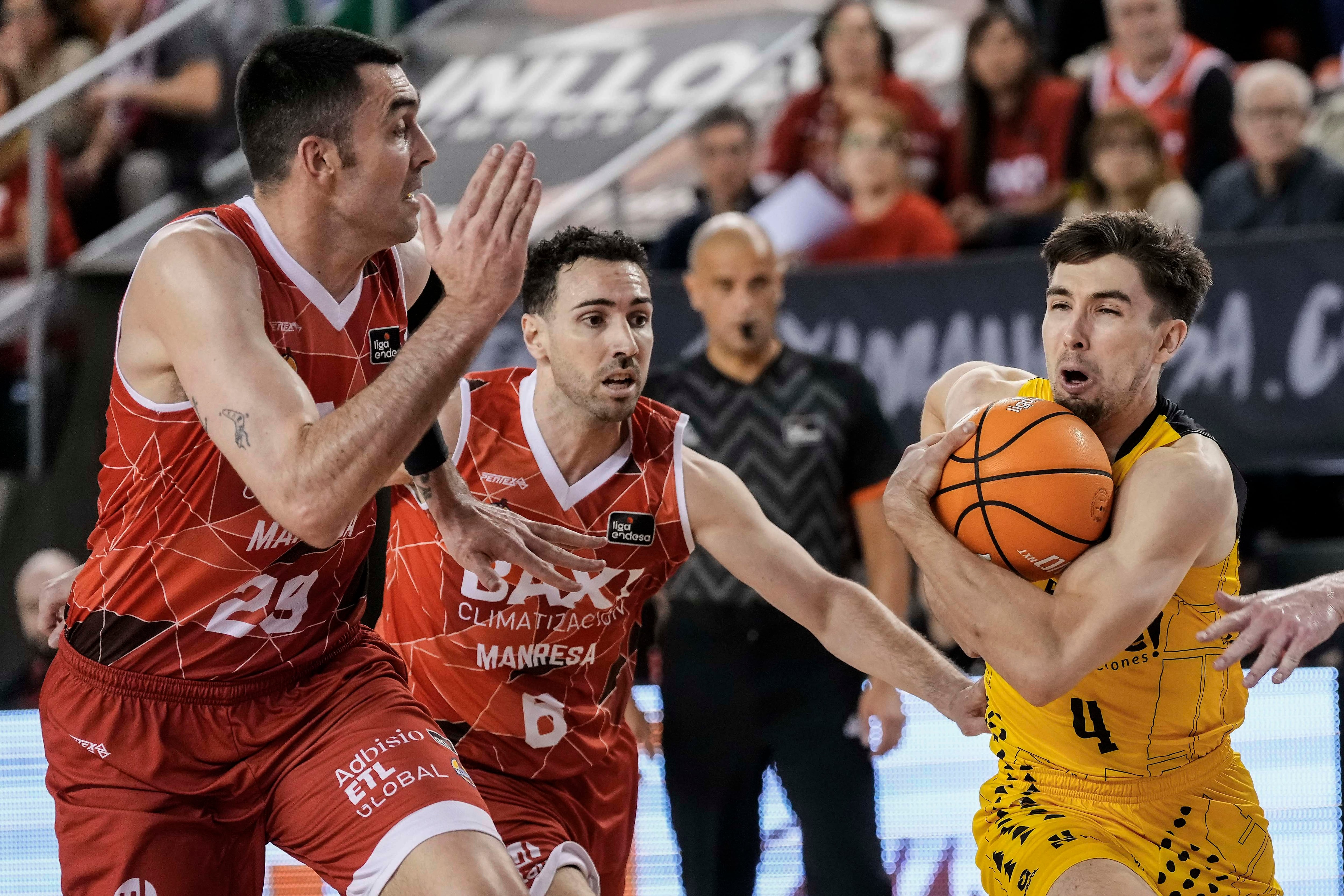 MANRESA, 07/03/2026.- El ala pívot del Baxi Manresa Pierre Oriola (i) defiende al escolta estadounidense del La Laguna Tenerife Wesley Van Beck (d) durante el partido correspondiente a la fase regular de la Liga Endesa de baloncesto entre el BAXI Manresa y CB Canarias, este sábado en el Nou Congost. EFE/ Enric Fontcuberta.