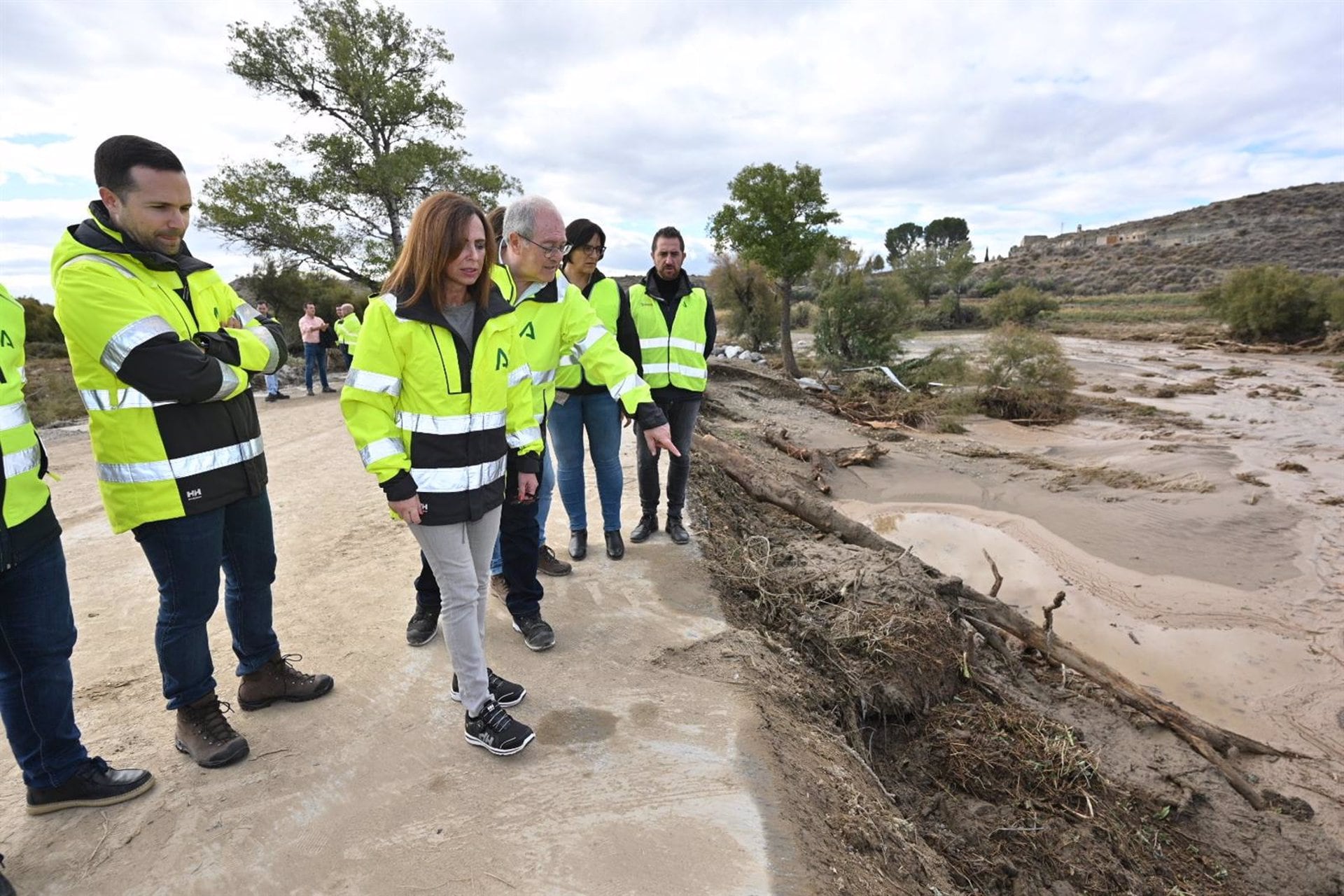 La consejera de Fomento, Rocío Díaz, durante la visita al puente sobre el río Baza