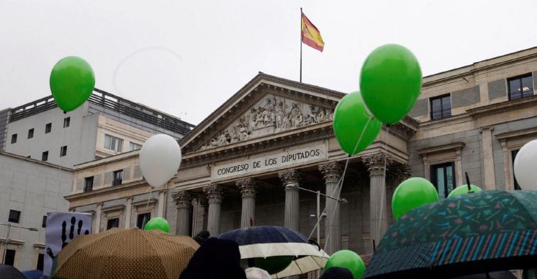 Concentración ante el Congreso de los DIputados durante el Día de las Personas Desaparecidas sin causa aparente.