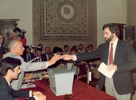 Toma de posesión de Julio Anguita como alcalde de Córdoba en 1983