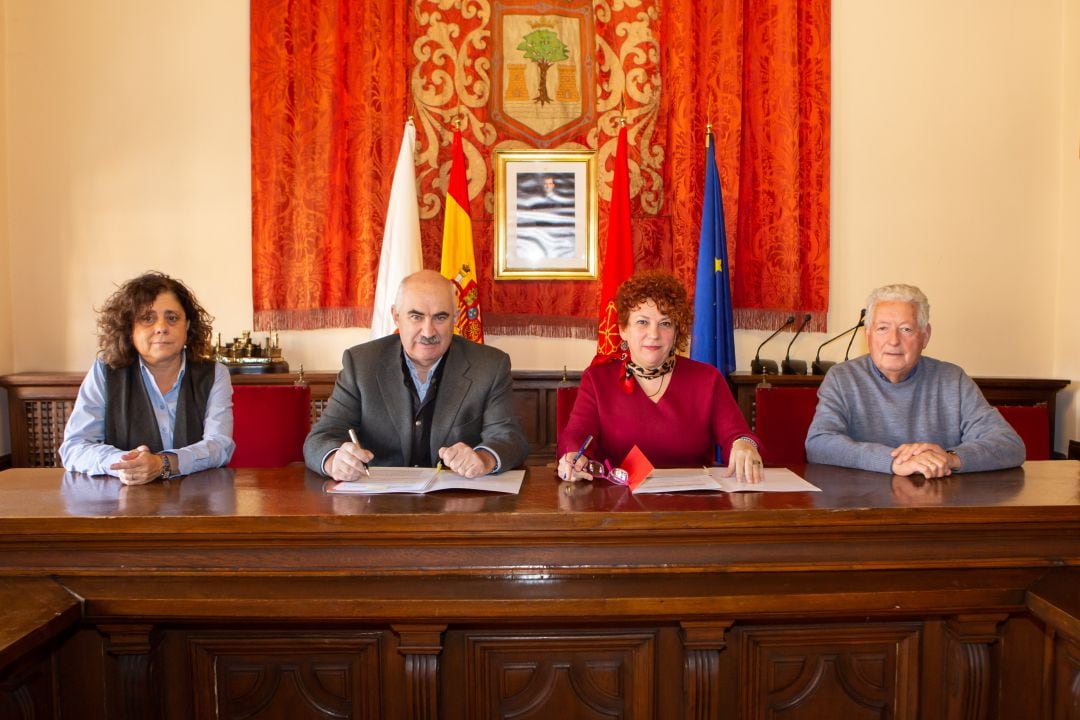 La directora de urbanismo, Carmen Ursúa; el consejero de Ordenacion del territorio, José Mª Aierdi; alcaldesa de Olite, Maite Garbayo y el concejal de urbanismo, Carmelo Pérez