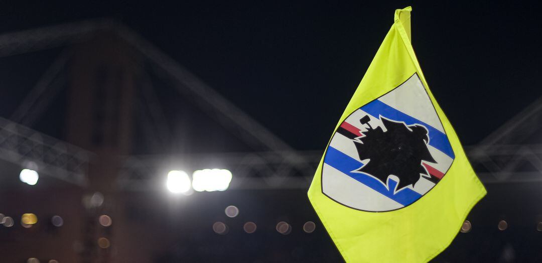 El escudo de la Sampdoria, en uno de los banderines de un saque de esquina