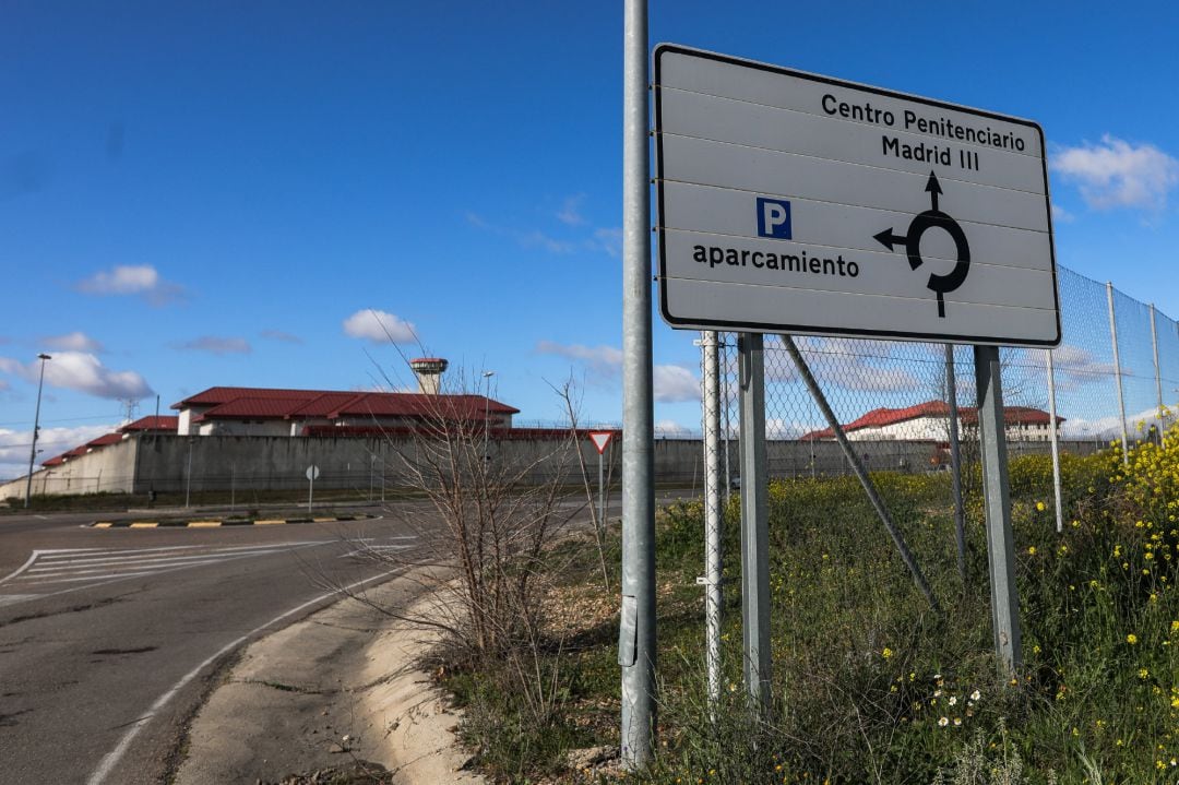 Un cartel indica la dirección a la entrada de la Cárcel de Valdemoro-Centro Penitenciario Madrid III, junto al exterior de la prisión.