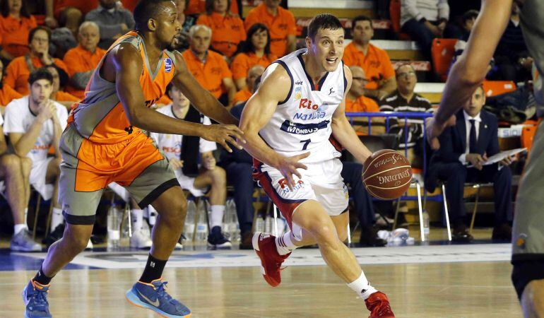 El base estadounidense del Rio Natura Donnie McGrath (d) intenta superar al alero estadounidense del Montakit Fuenlabrada Ernest Scott en el partido de la undécima jornada de liga ACB en el pabellón Fernando Martín. 