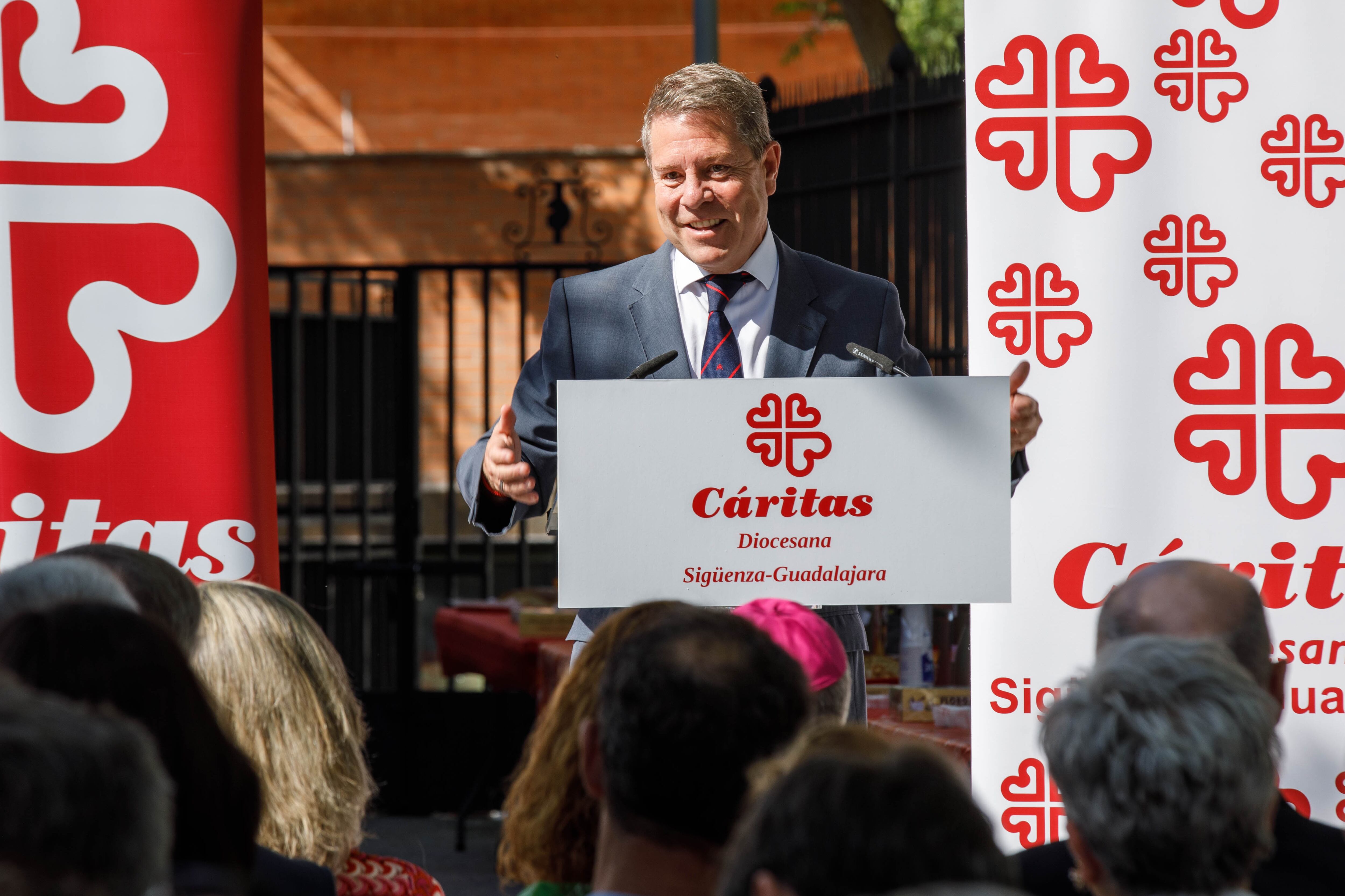 El presidente de Castilla-La Mancha, Emiliano García-Page, inaugura, en Guadalajara, el nuevo ´Centro Belén´ para familias sin hogar que gestiona Cáritas Diocesana. (Fotos: D. Esteban González // JCCM)